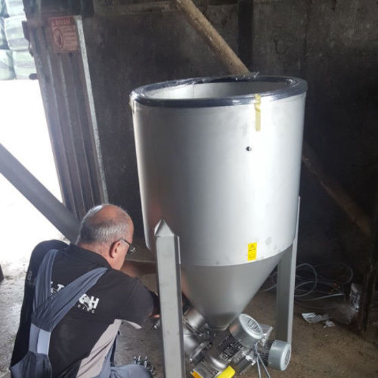 Picture of Installation of vibrating seam for mineral dosing